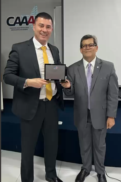 CAAAP homenageou o ex Presidente da OAB-AP Dr  Ulisses Trasel